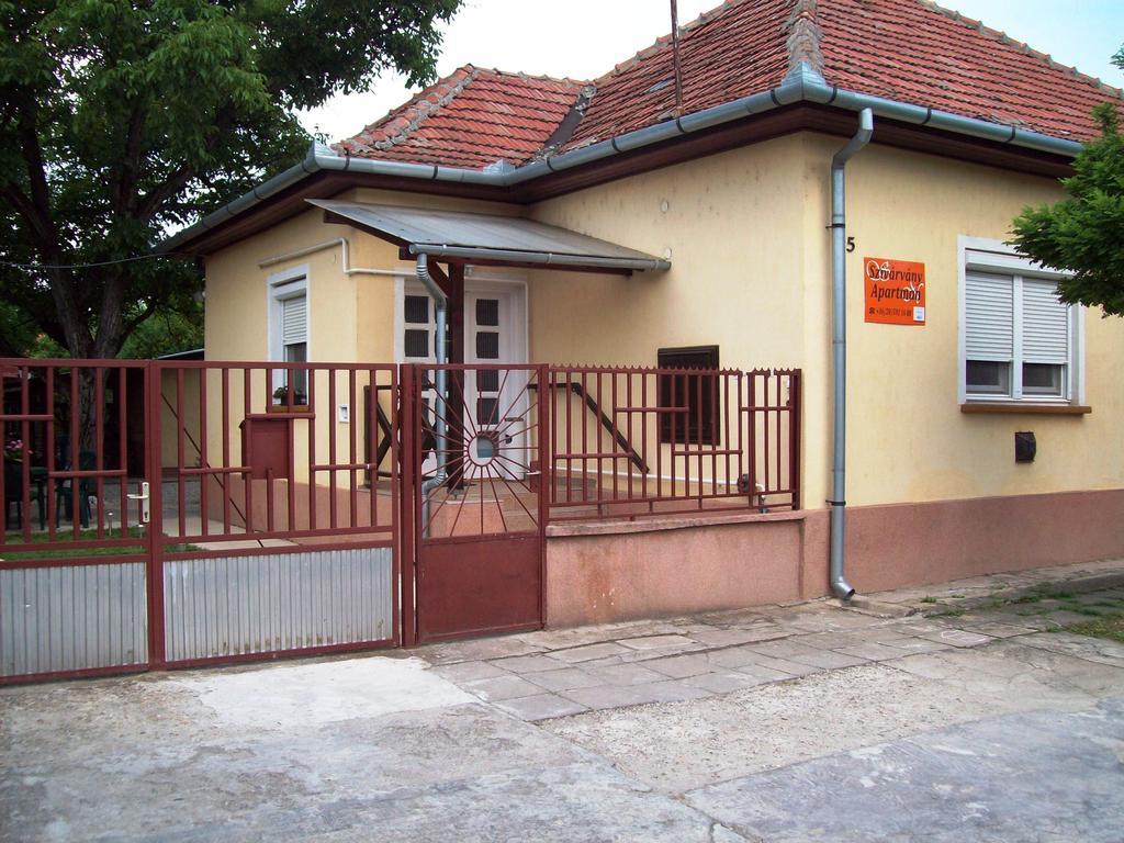 Szivarvany Apartman غيولا الغرفة الصورة